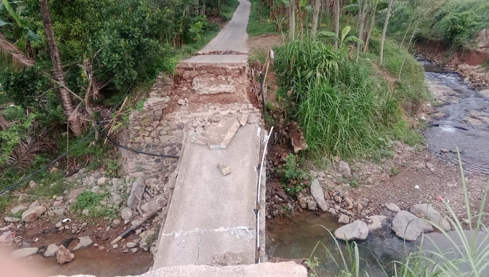 Jembatan Penghubung Gosali–Sentuk di Cigudeg Bogor Roboh, Warga Terpaksa Putar Jauh