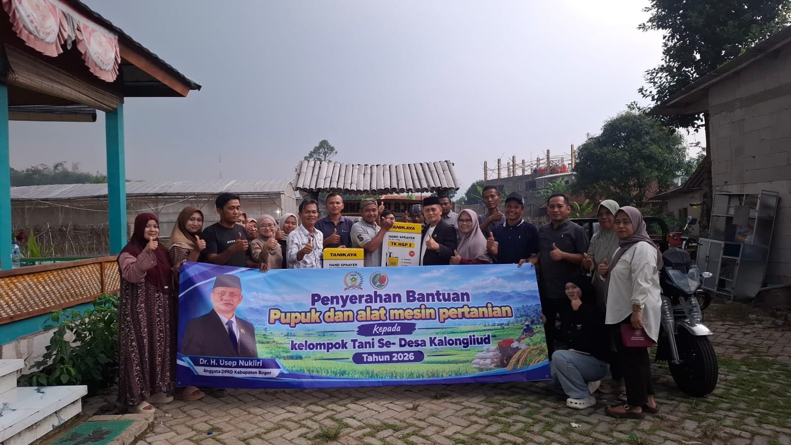 Dr. Usep Nukliri Fasilitasi Bantuan Pertanian untuk Kelompok Tani Desa Kalongliud